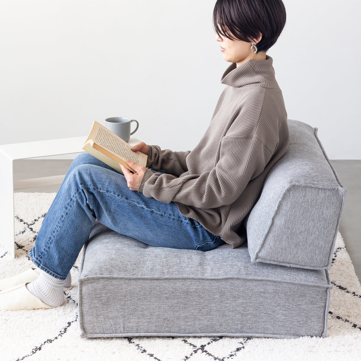 自由にカスタマイズできるライトグレーのスタンダードなクッションソファ用の背もたれパーツ（寄りかかり例）