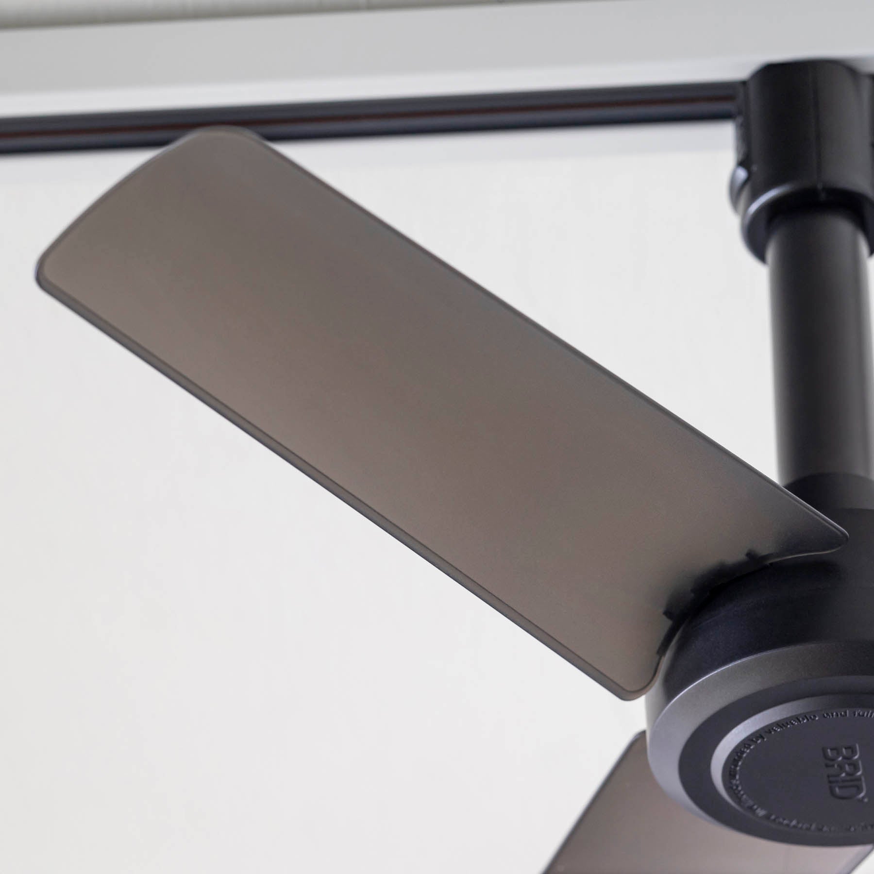 照明用のダクトレールに簡単に取り付けが出来るファン（ブラック）