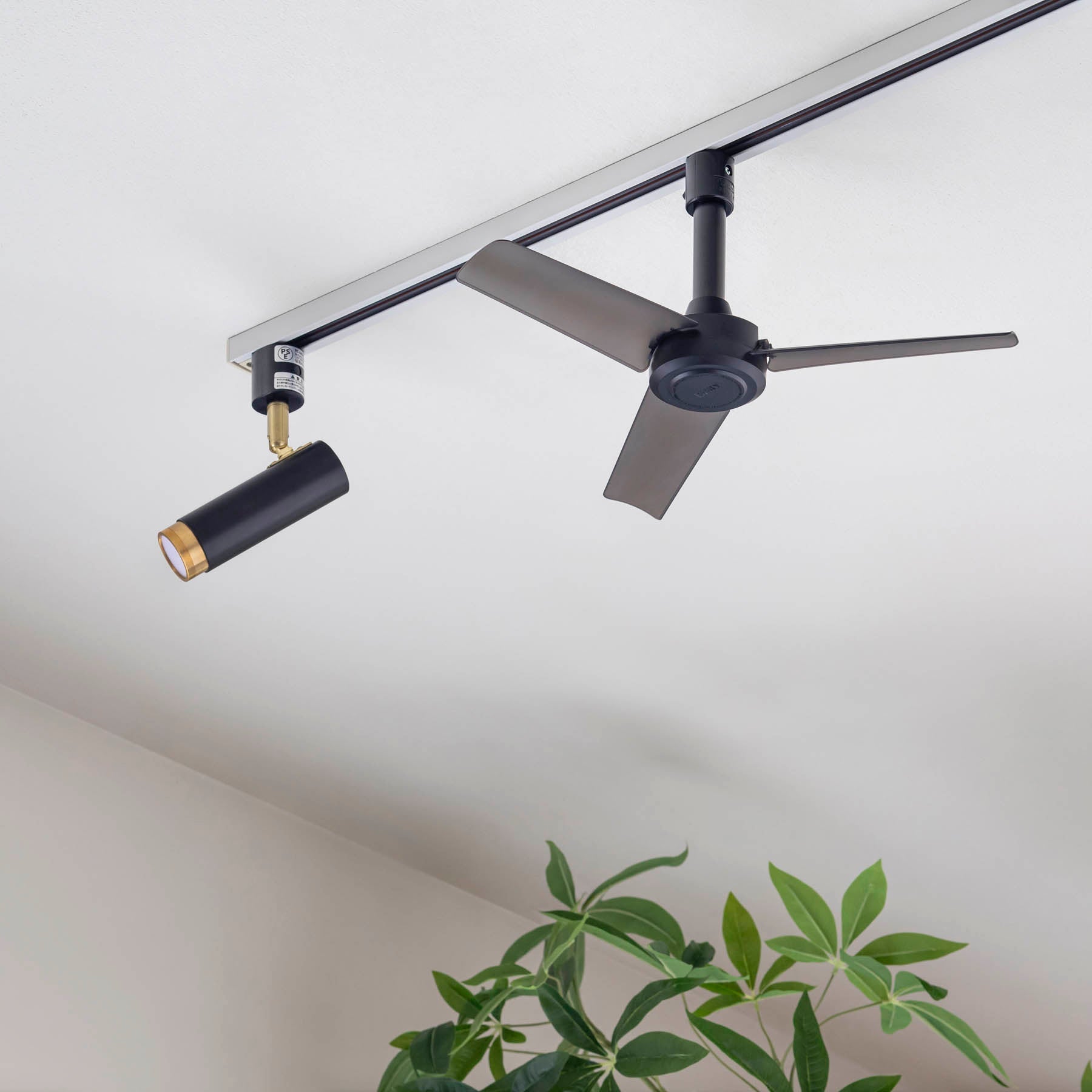 照明用のダクトレールに簡単に取り付けが出来るファン（ブラック）