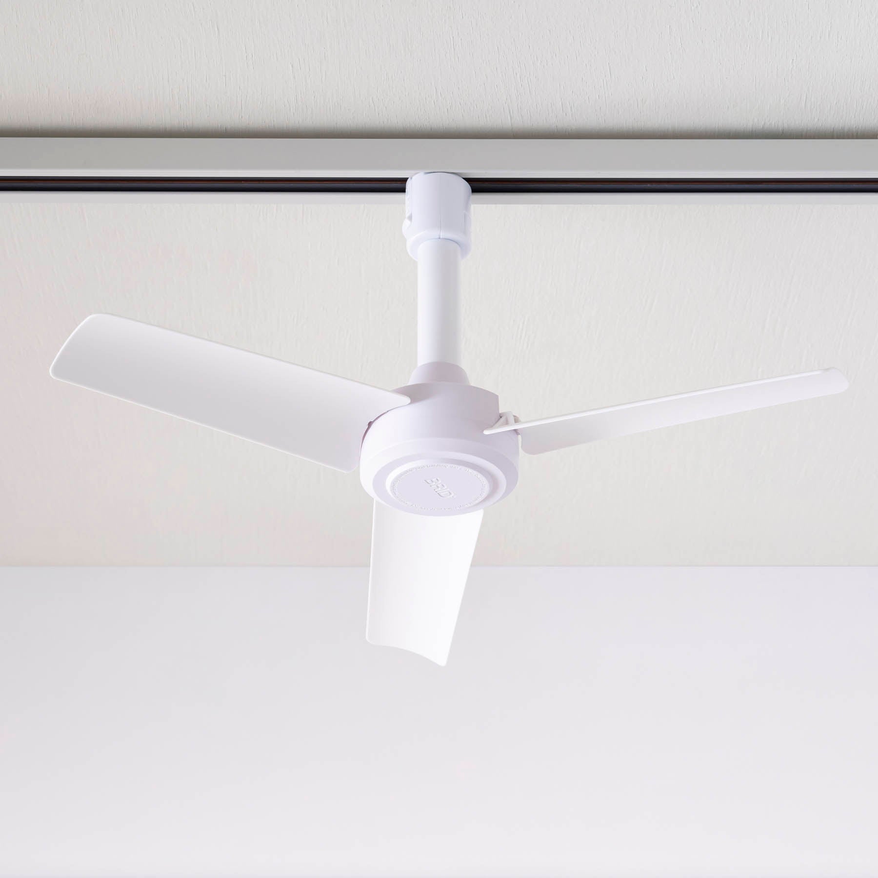 照明用のダクトレールに簡単に取り付けが出来るファン（ホワイト）