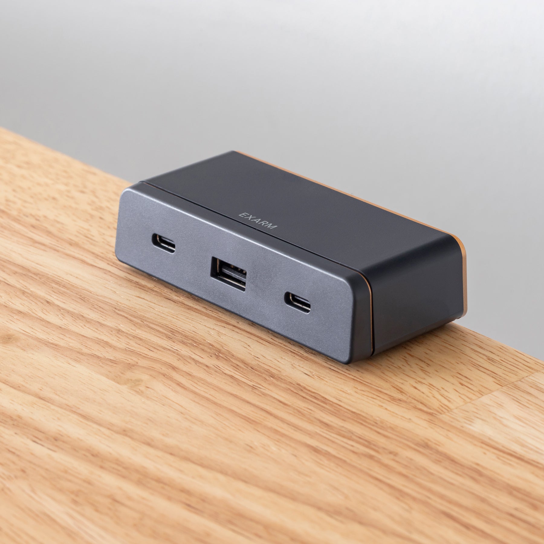コンパクトでハイパワーなグレーの充電ポート（テーブル装着／コードなし）