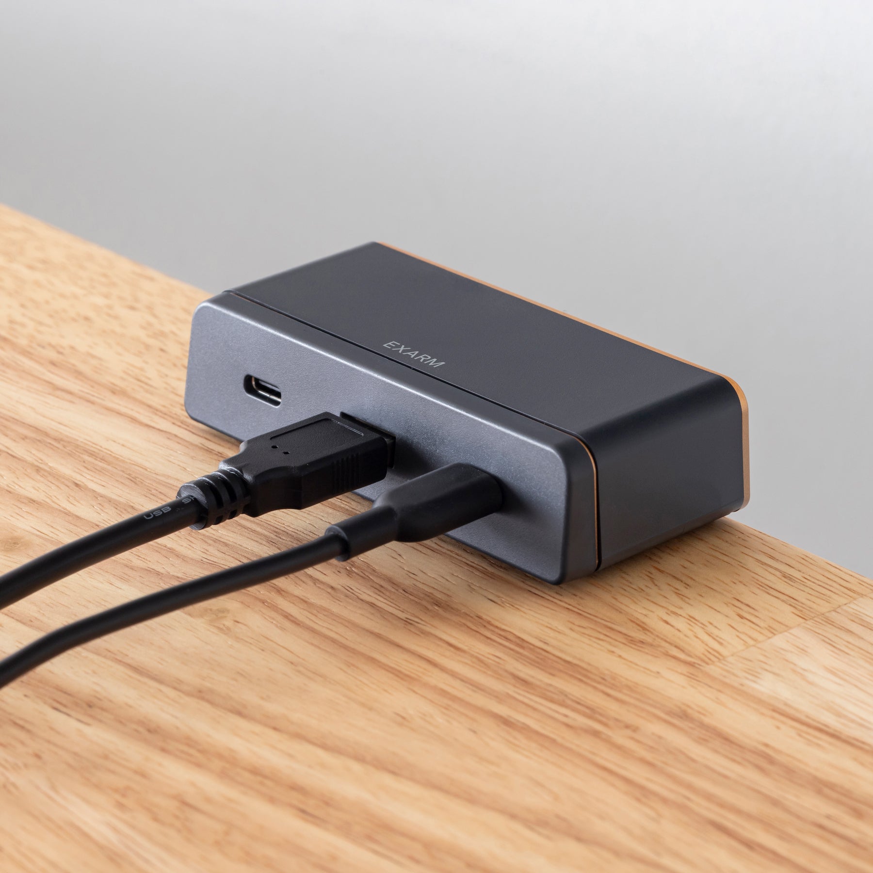 コンパクトでハイパワーなグレーの充電ポート（テーブル装着／コードあり）