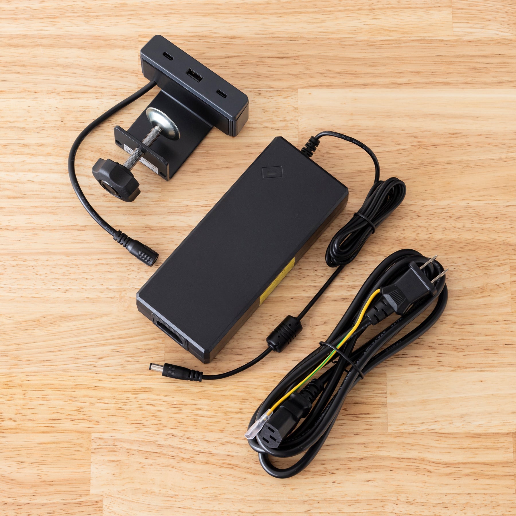 コンパクトでハイパワーなグレーの充電ポート（全パーツ）
