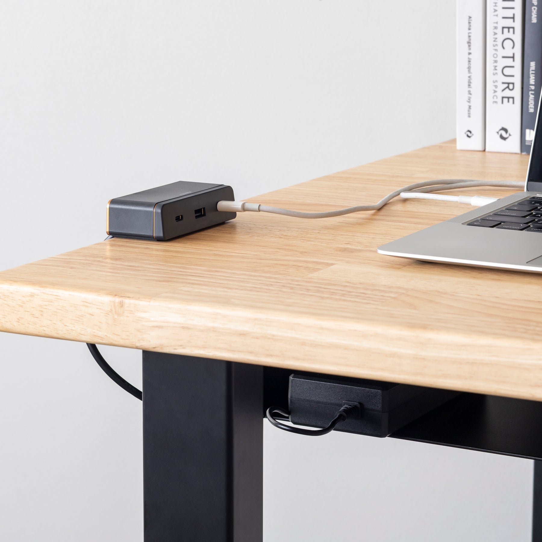 コンパクトでハイパワーなグレーの充電ポート（使用イメージ）