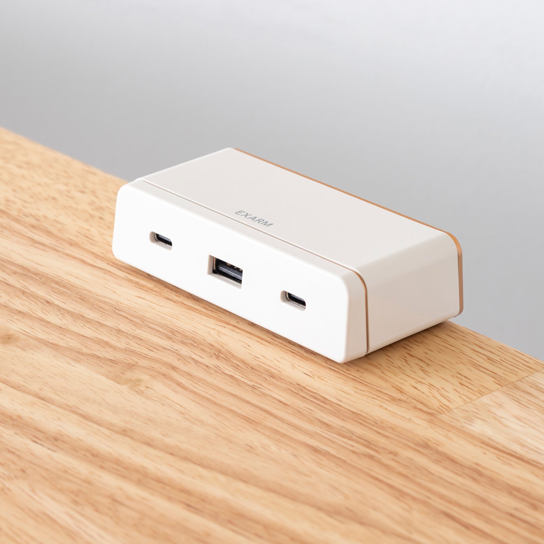 コンパクトでハイパワーなホワイトの充電ポート（テーブル装着／コードなし）