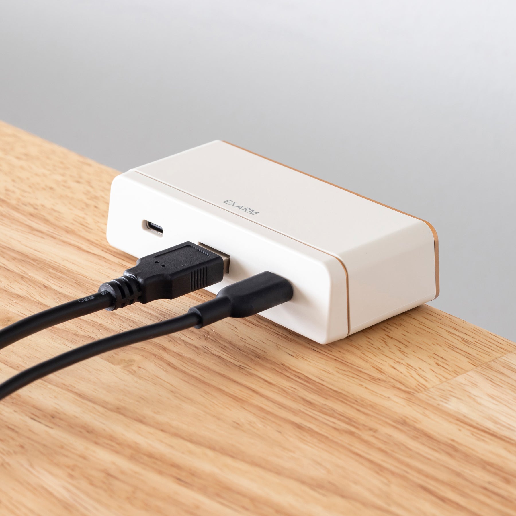 コンパクトでハイパワーなホワイトの充電ポート（テーブル装着／コードあり）