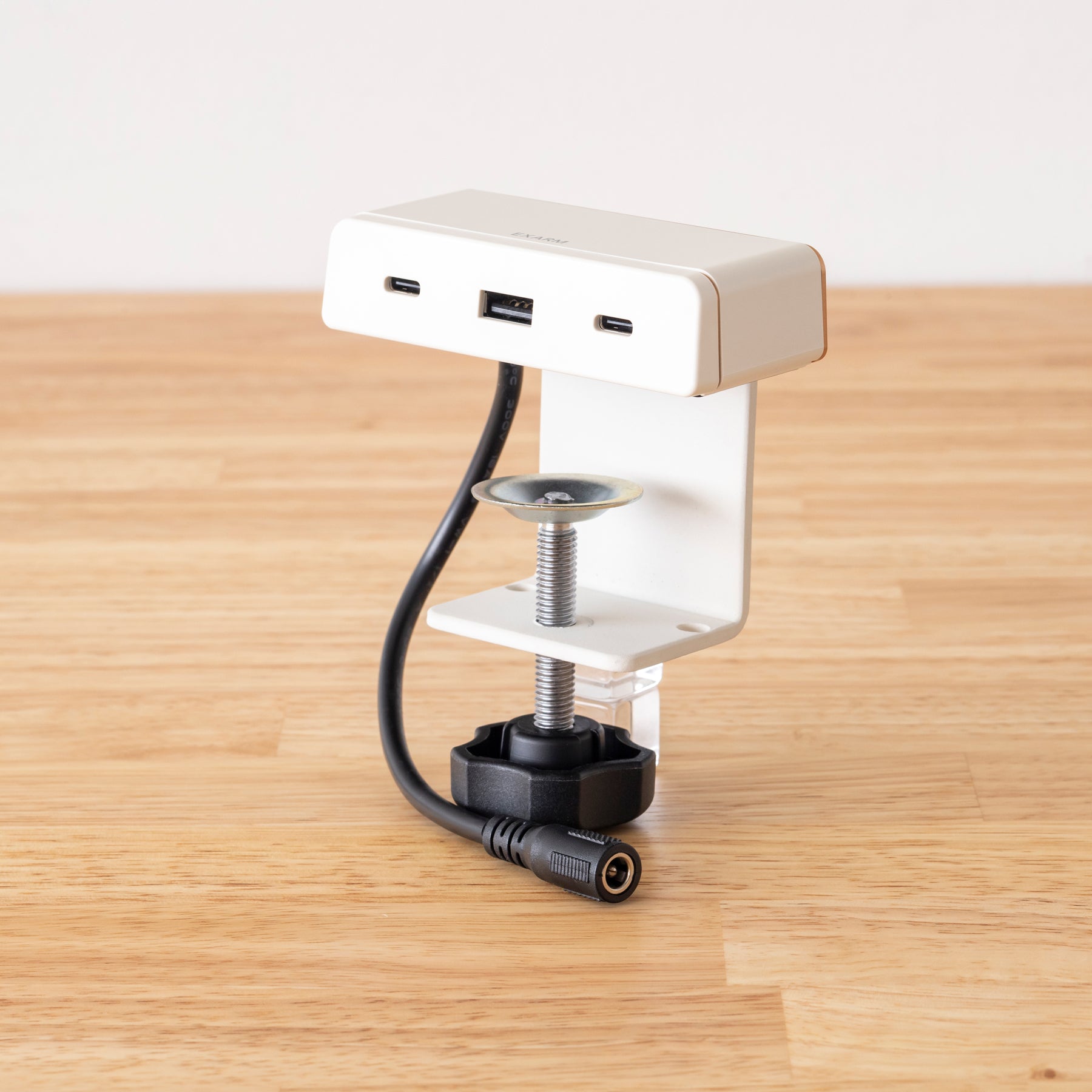 コンパクトでハイパワーなホワイトの充電ポート