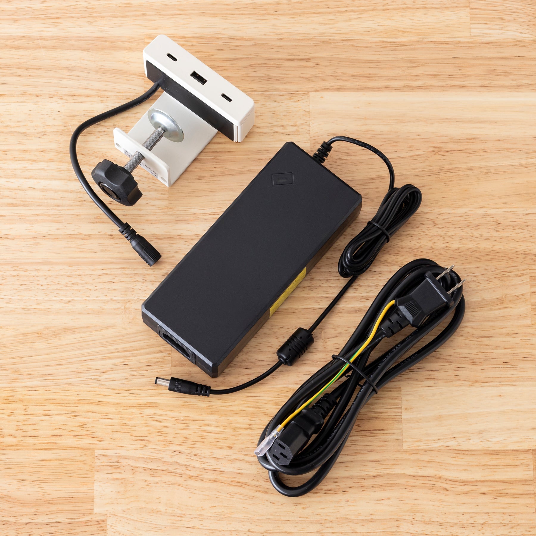 コンパクトでハイパワーなホワイトの充電ポート（全パーツ）