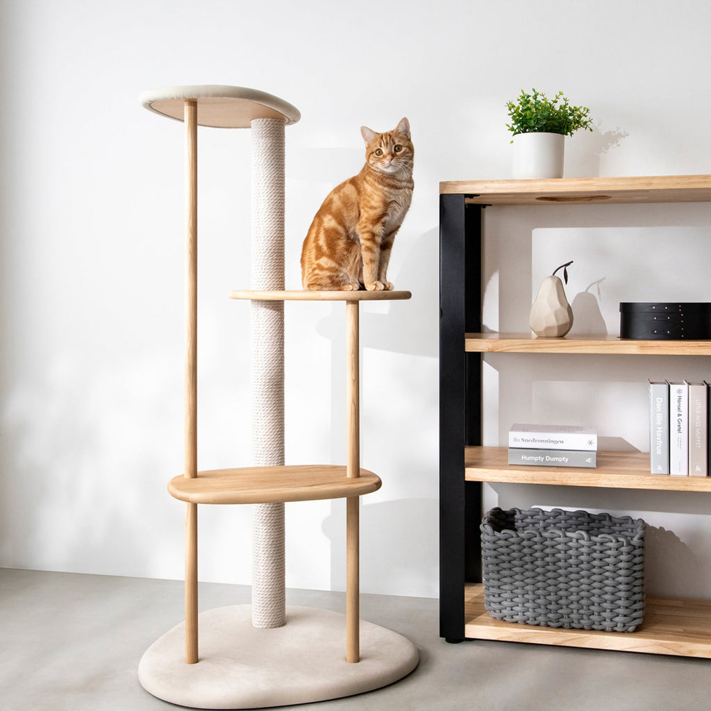 KARIMOKU CAT のミニマルモダンなライトグレー×ナチュラルカラーのキャットツリー（イメージ1）
