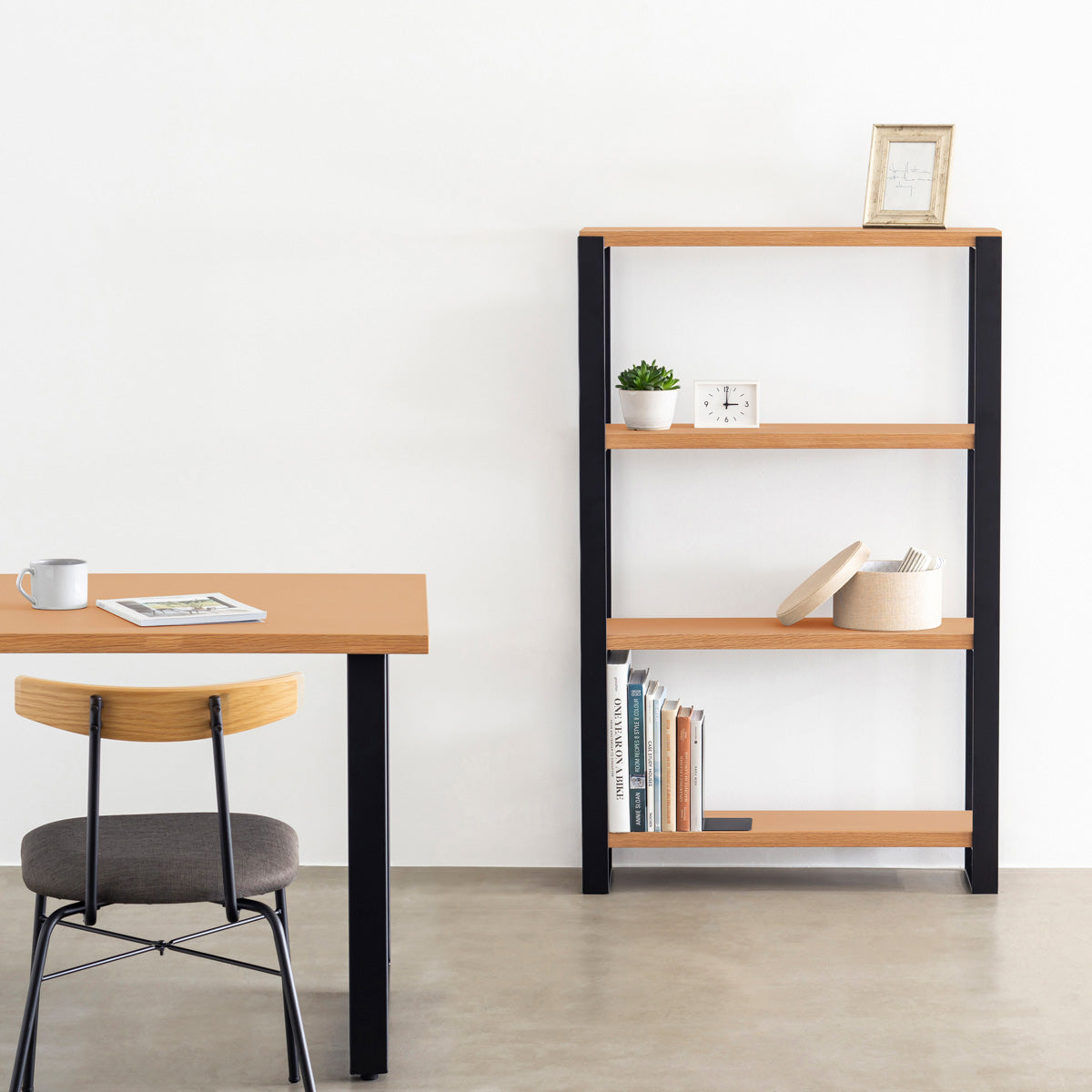 Kanademonoのリノリウム素材の棚板にブラックのアイアンフレームを組み合わせたシェルフ/Clay（使用イメージ）