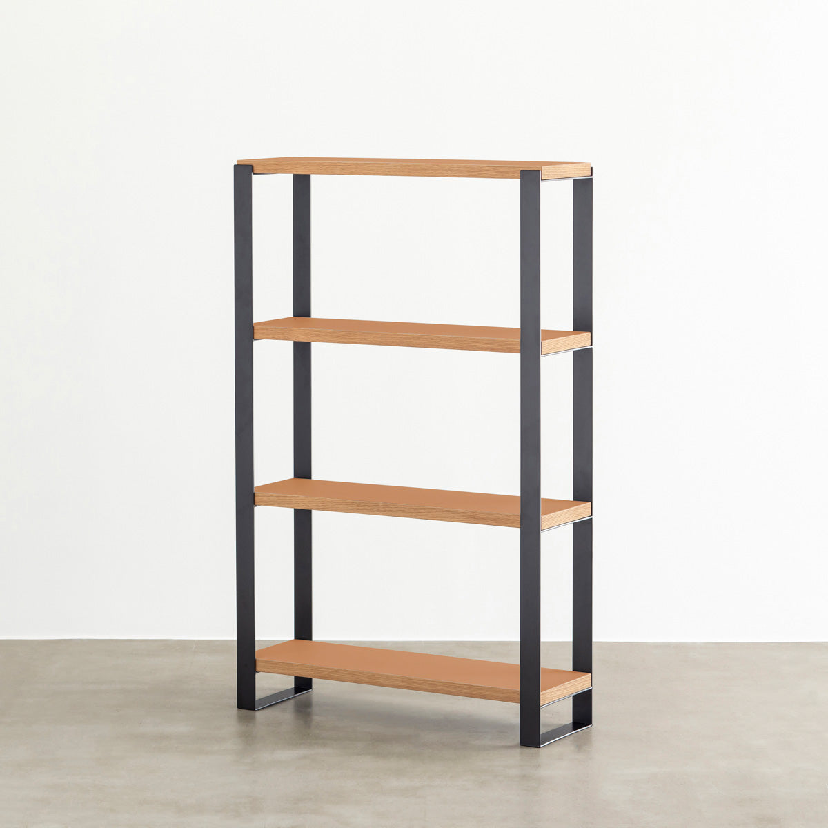 Kanademonoのリノリウム素材の棚板にブラックのアイアンフレームを組み合わせたシェルフ/Leather