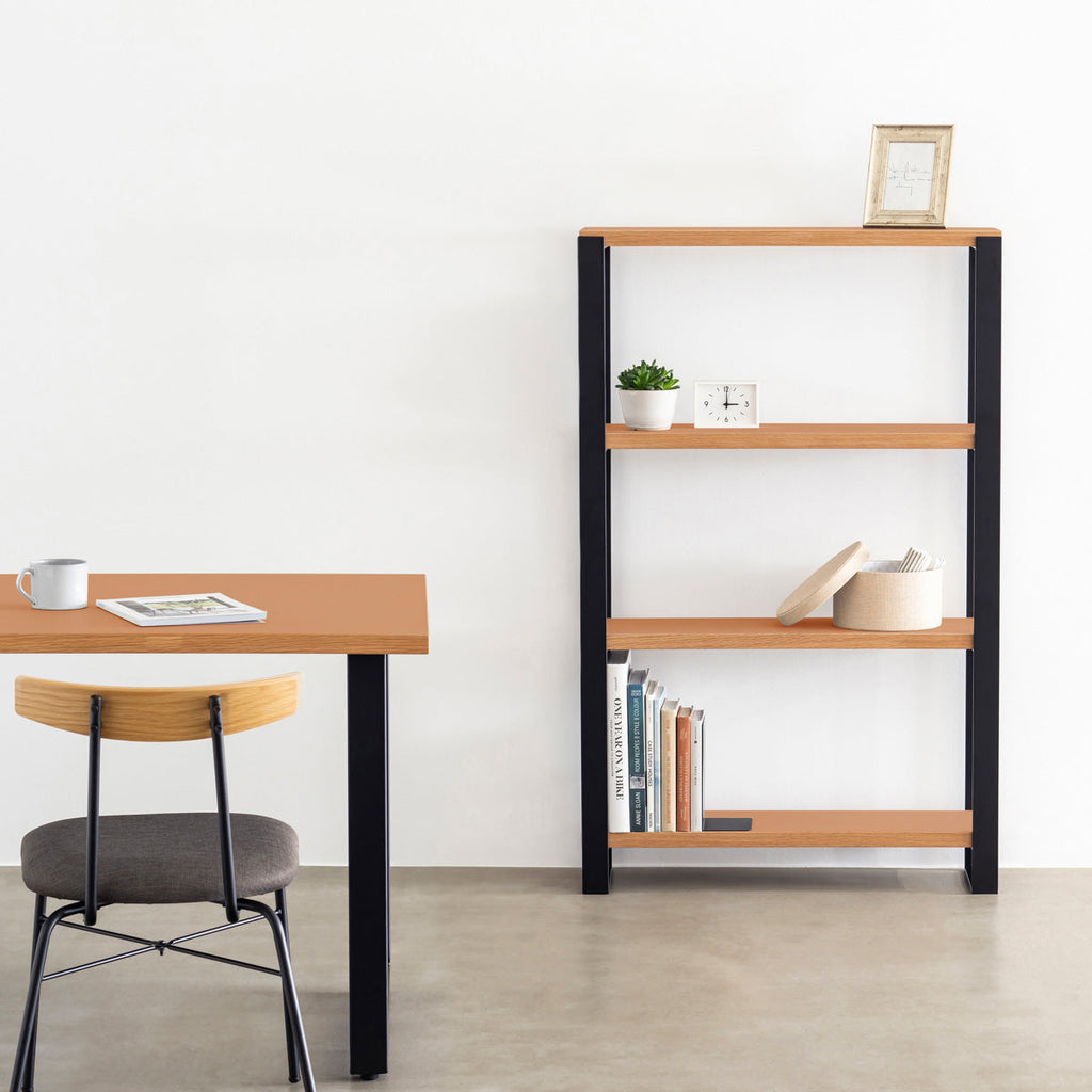 Kanademonoのリノリウム素材の棚板にブラックのアイアンフレームを組み合わせたシェルフ/Leather（使用イメージ）