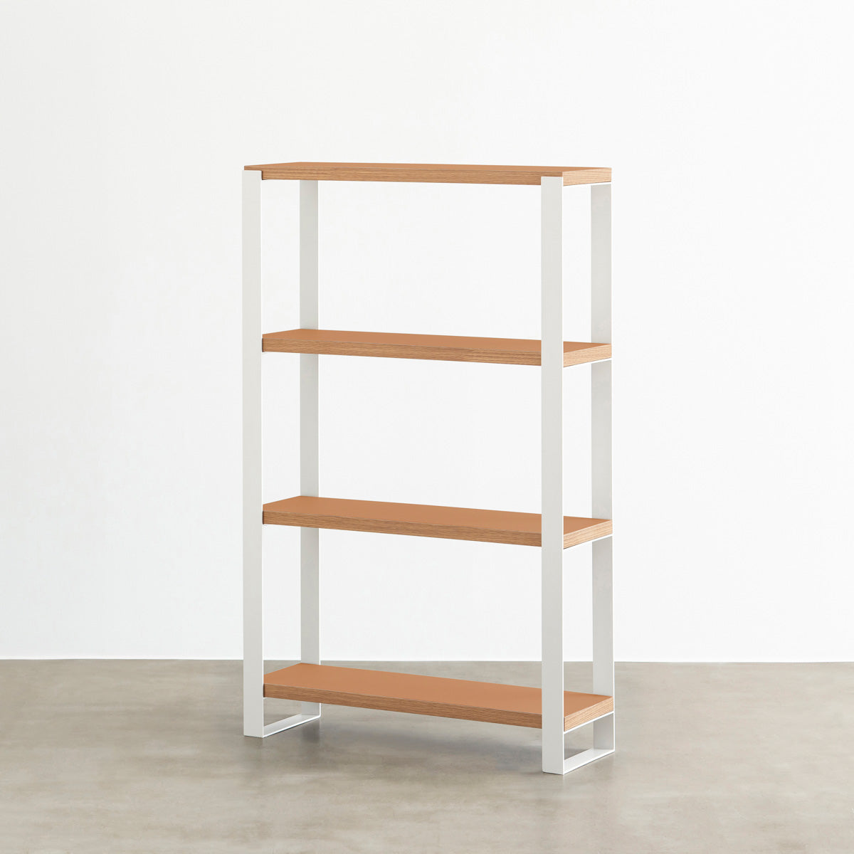 Kanademonoのリノリウム素材の棚板にホワイトのアイアンフレームを組み合わせたシェルフ/Leather