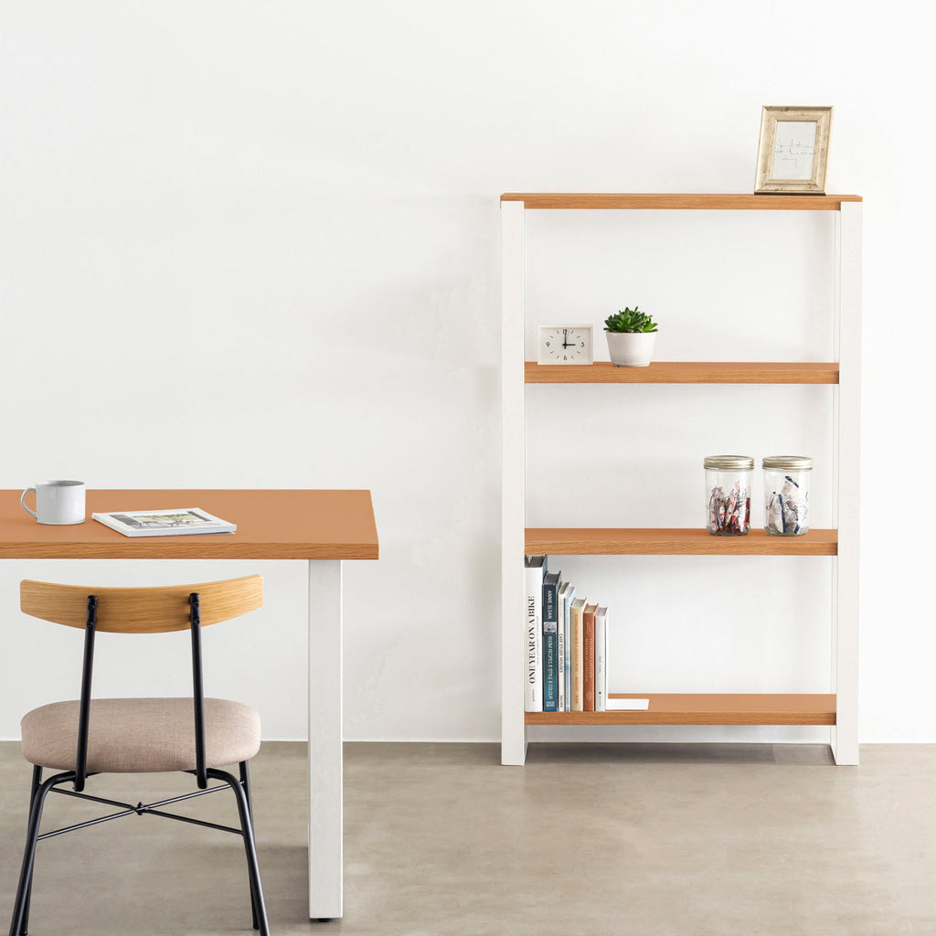 Kanademonoのリノリウム素材の棚板にホワイトのアイアンフレームを組み合わせたシェルフ/Leather（使用イメージ）