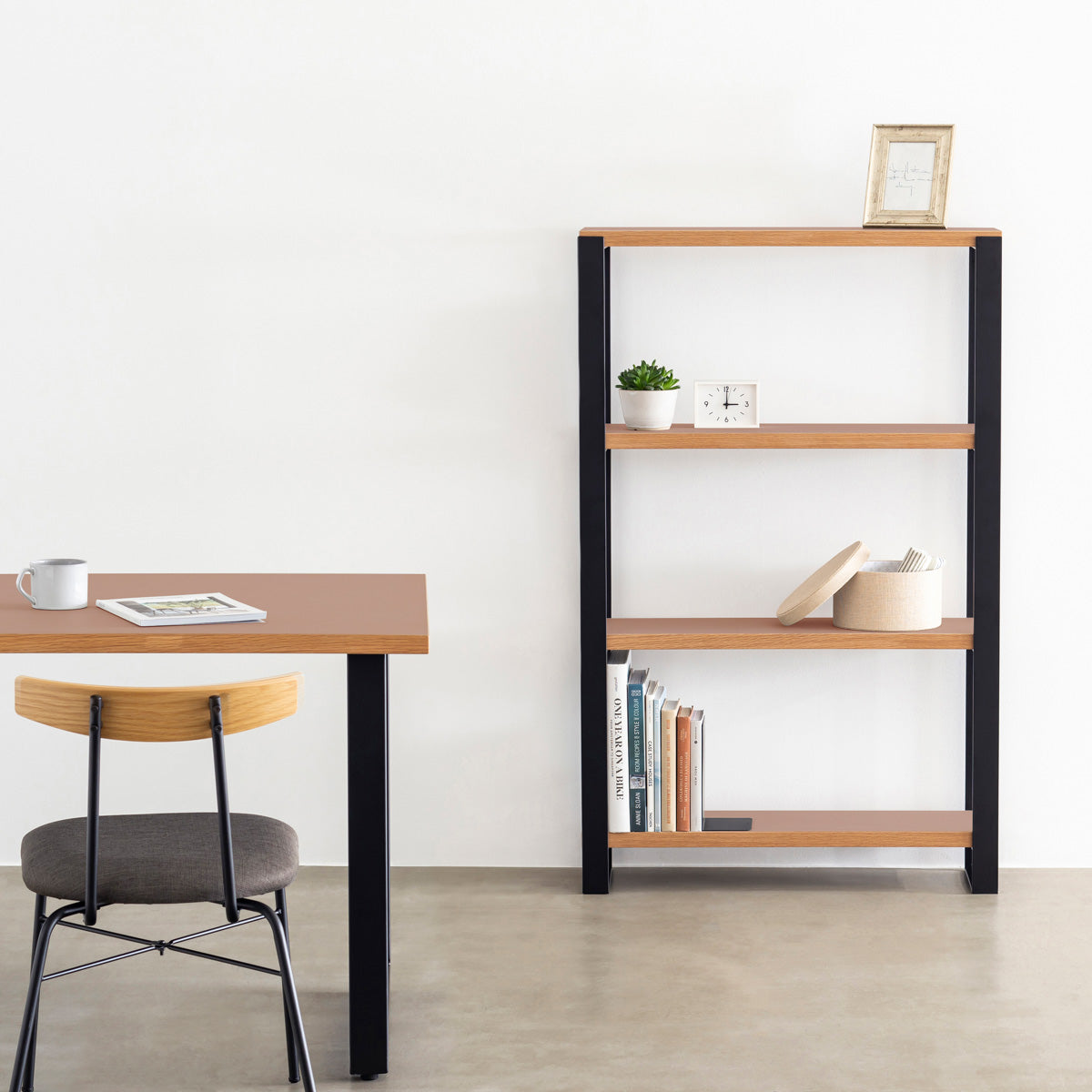Kanademonoのリノリウム素材の棚板にブラックのアイアンフレームを組み合わせたシェルフ/Walnut（使用イメージ）