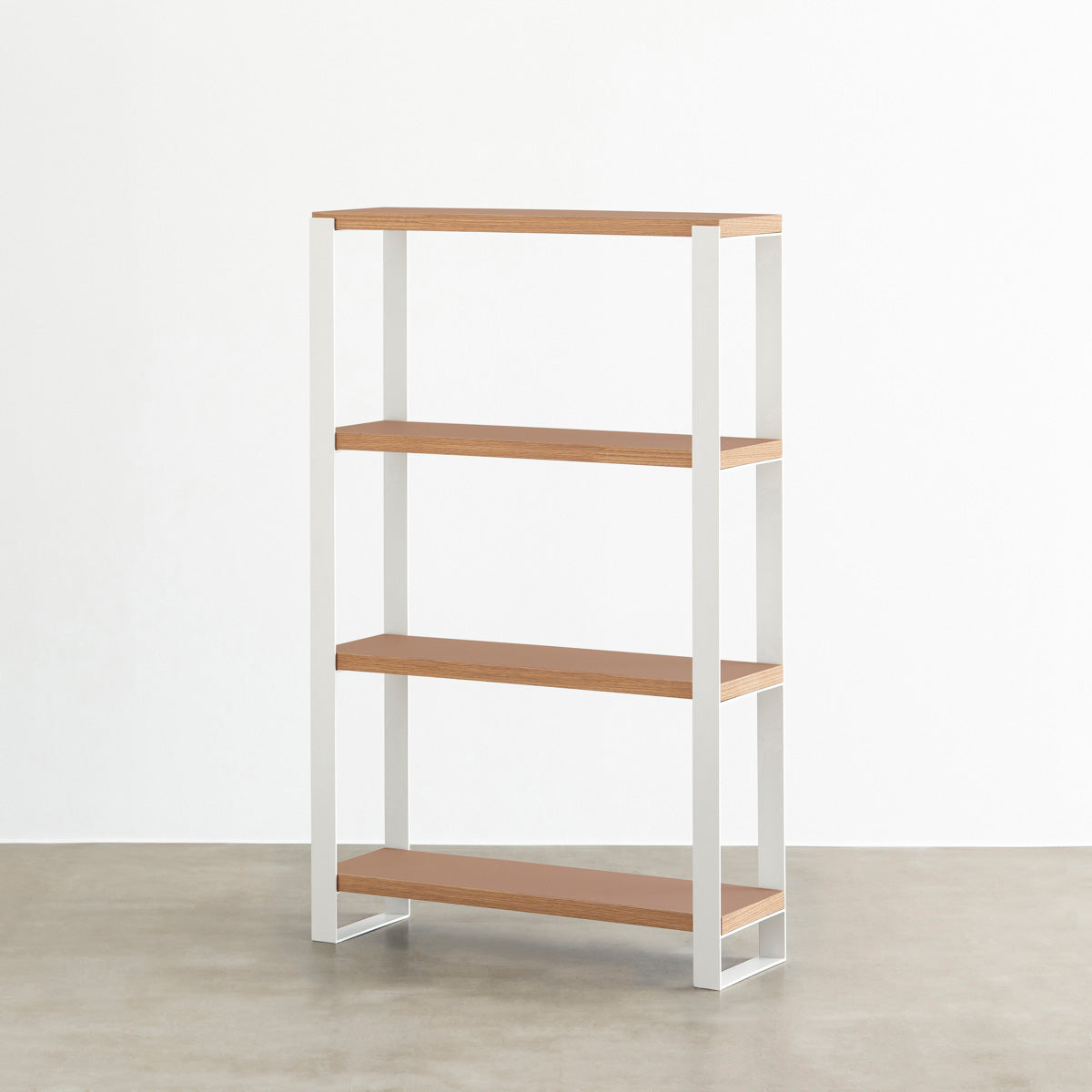 Kanademonoのリノリウム素材の棚板にホワイトのアイアンフレームを組み合わせたシェルフ/Walnut