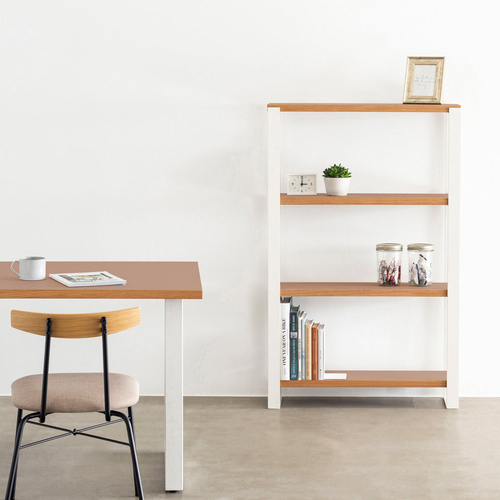 Kanademonoのリノリウム素材の棚板にホワイトのアイアンフレームを組み合わせたシェルフ/Walnut（使用イメージ）