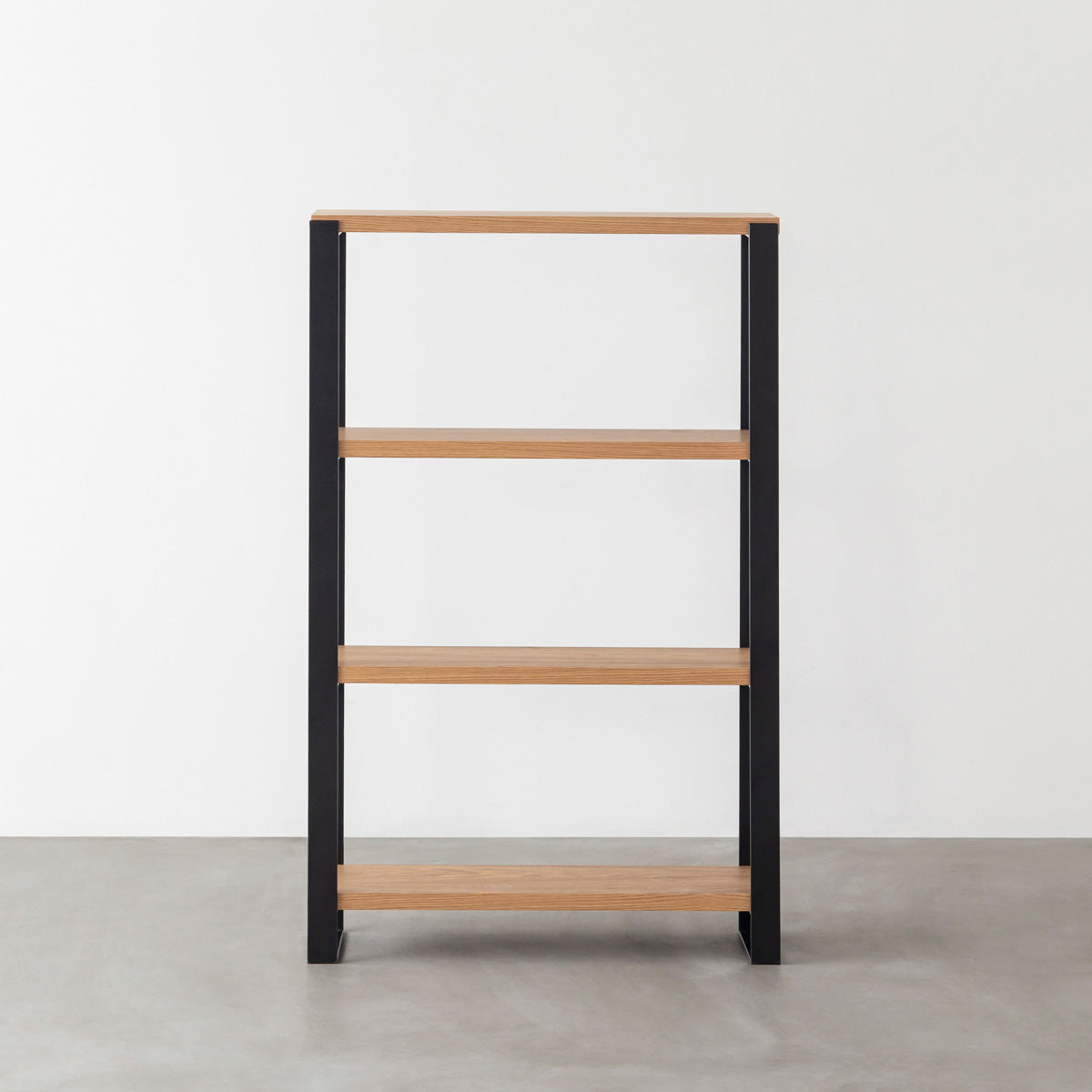 Kanademonoのくるみの棚板とブラックのアイアンで製作したシェルフ（正面）