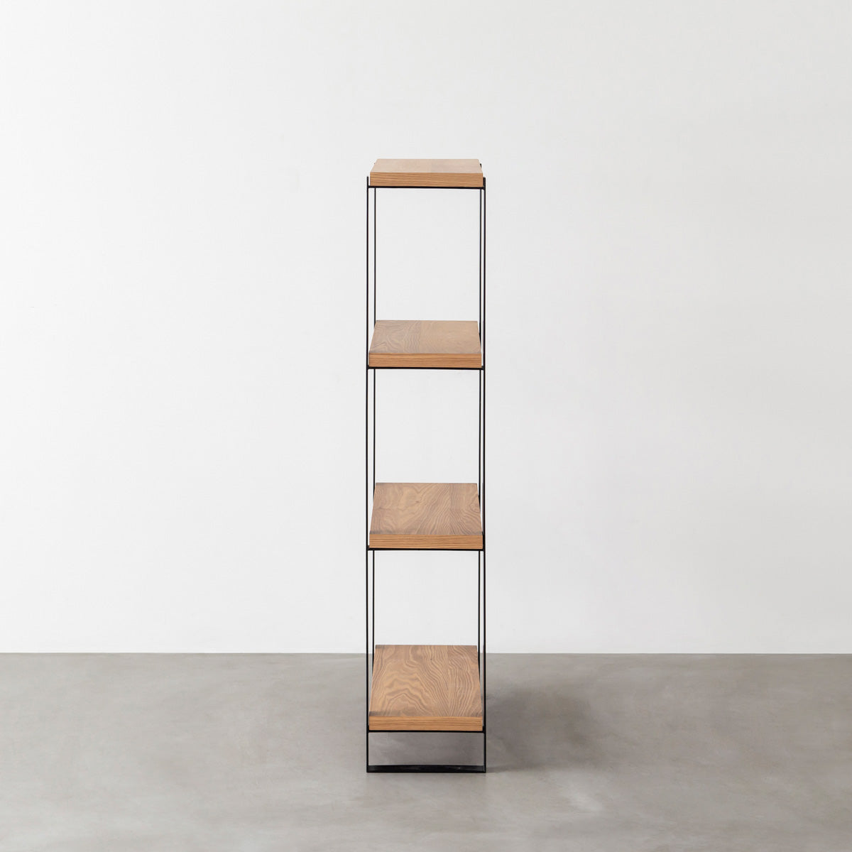 Kanademonoのくるみの棚板とブラックのアイアンで製作したシェルフ（側面）