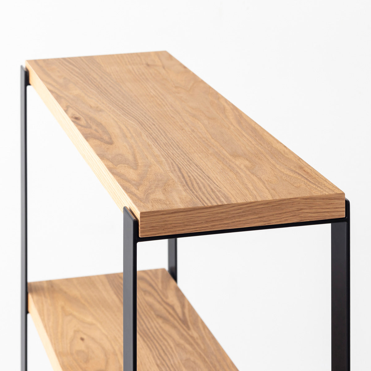 Kanademonoのくるみの棚板とブラックのアイアンで製作したシェルフ（上段）