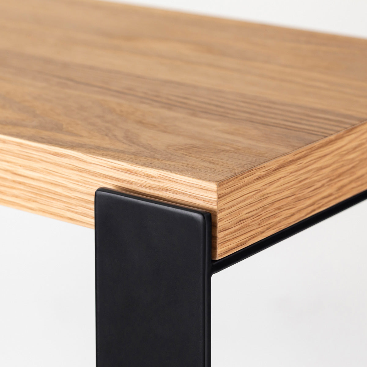 Kanademonoのくるみの棚板とブラックのアイアンで製作したシェルフ（フレーム部分）