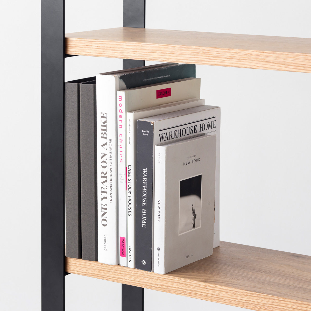 Kanademonoのくるみの棚板とブラックのアイアンで製作したシェルフ（使用イメージ２）