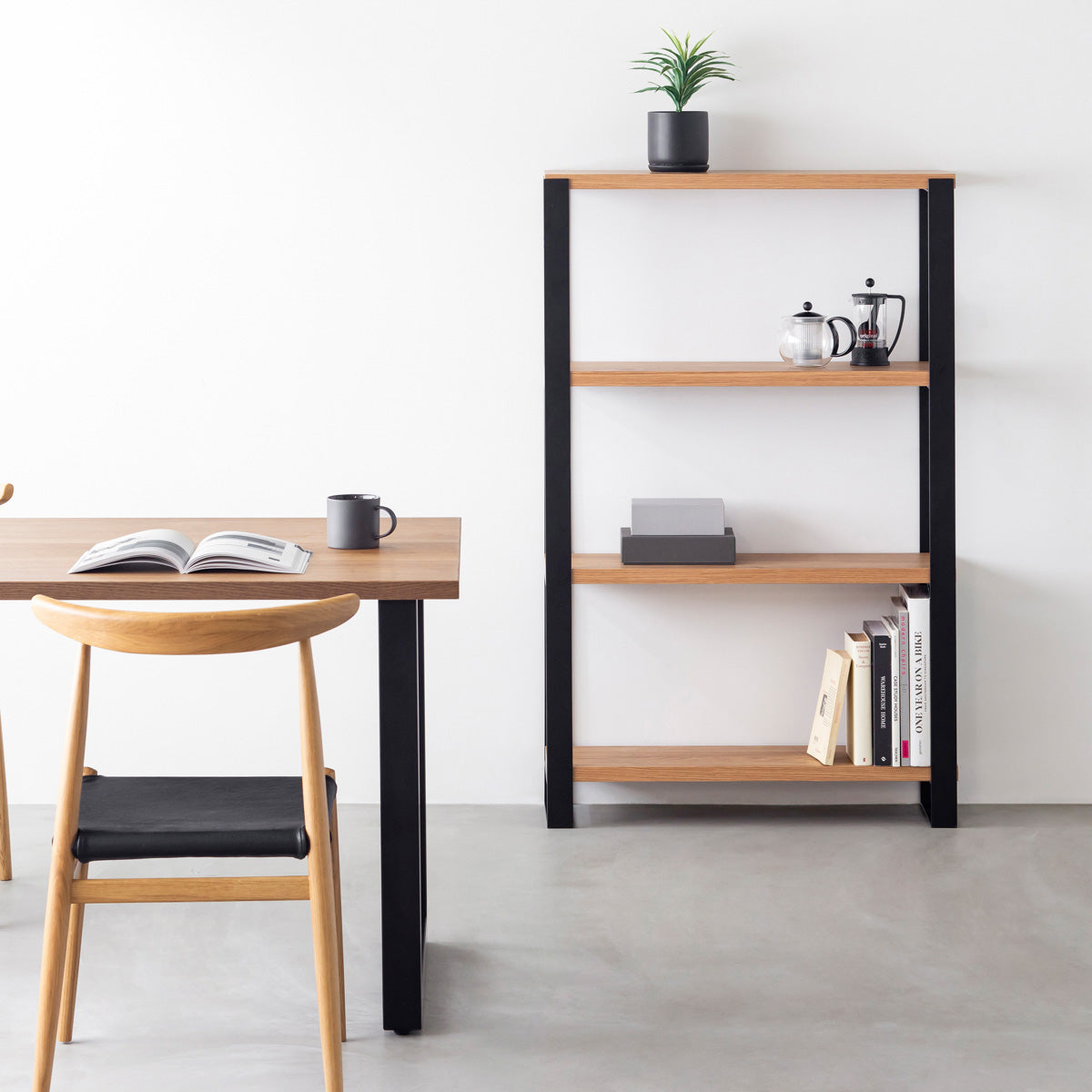 Kanademonoのくるみの棚板とブラックのアイアンで製作したシェルフ（使用イメージ）