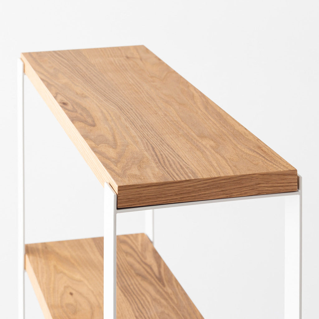 Kanademonoのくるみの棚板とホワイトのアイアンで製作したシェルフ（上段）