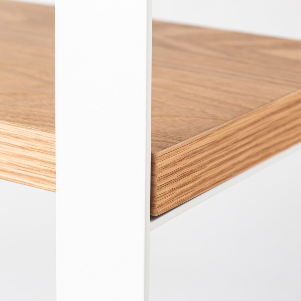 Kanademonoのくるみの棚板とホワイトのアイアンで製作したシェルフ（フレーム部分）