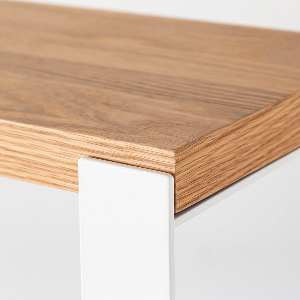 Kanademonoのくるみの棚板とホワイトのアイアンで製作したシェルフ（上部クローズアップ）