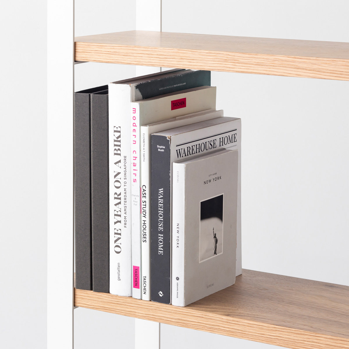 Kanademonoのくるみの棚板とホワイトのアイアンで製作したシェルフ（使用イメージ２）