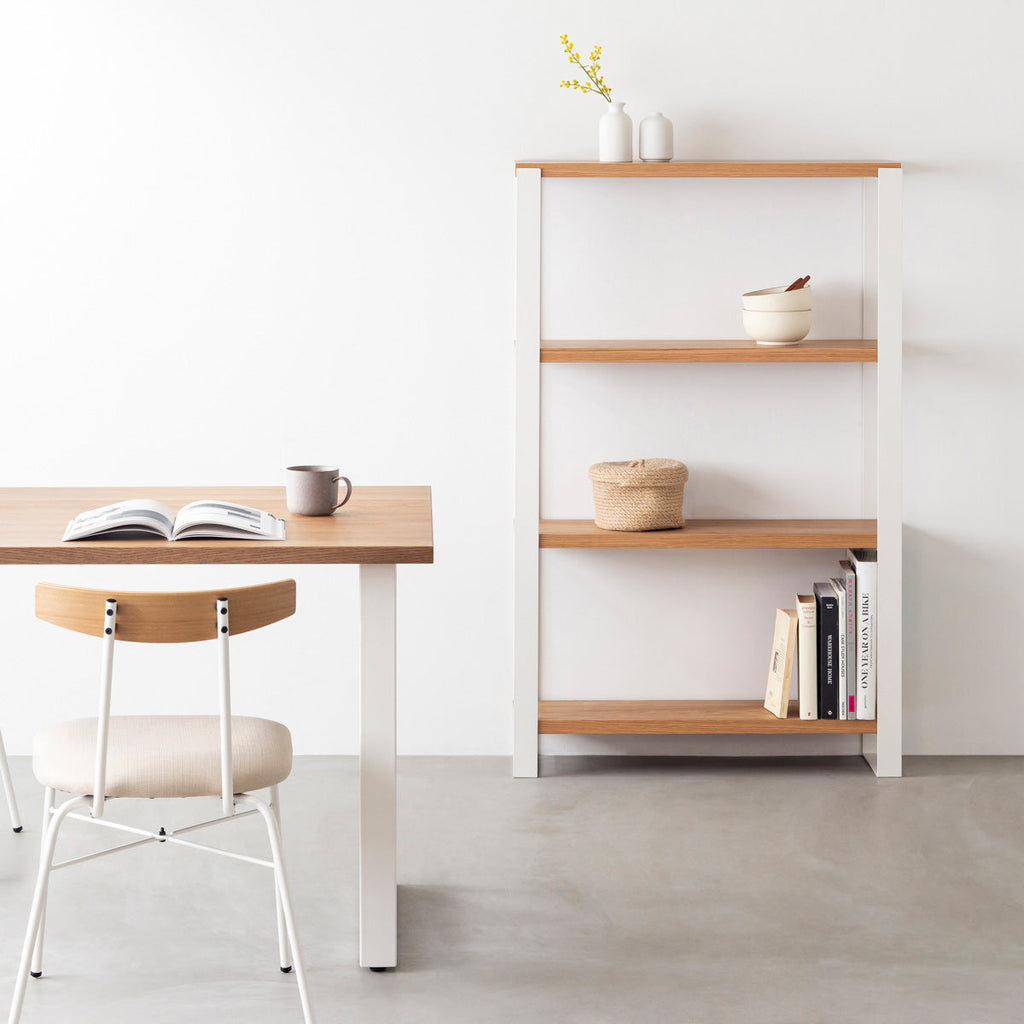 Kanademonoのくるみの棚板とホワイトのアイアンで製作したシェルフ（使用イメージ）