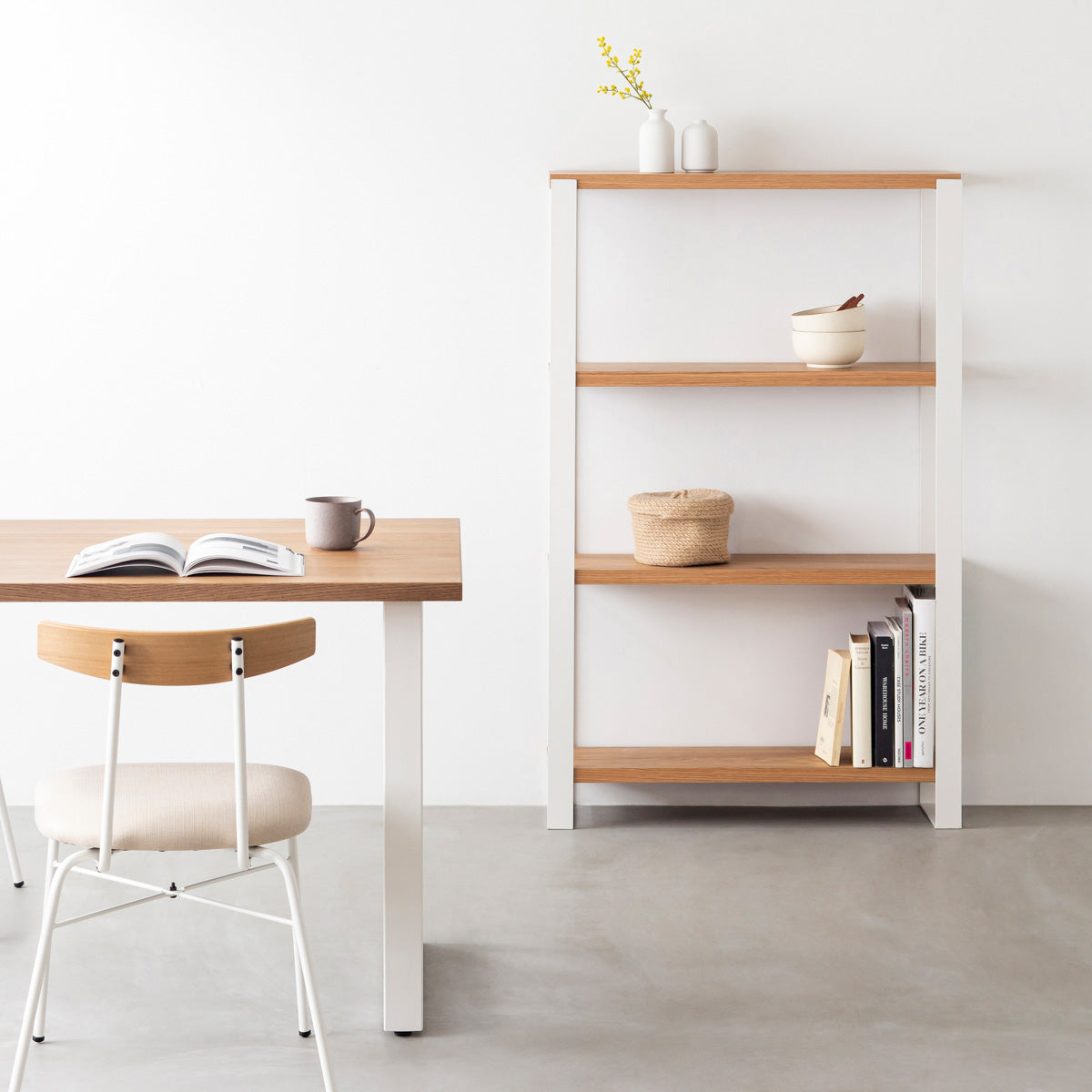 Kanademonoのくるみの棚板とホワイトのアイアンで製作したシェルフ（使用イメージ）