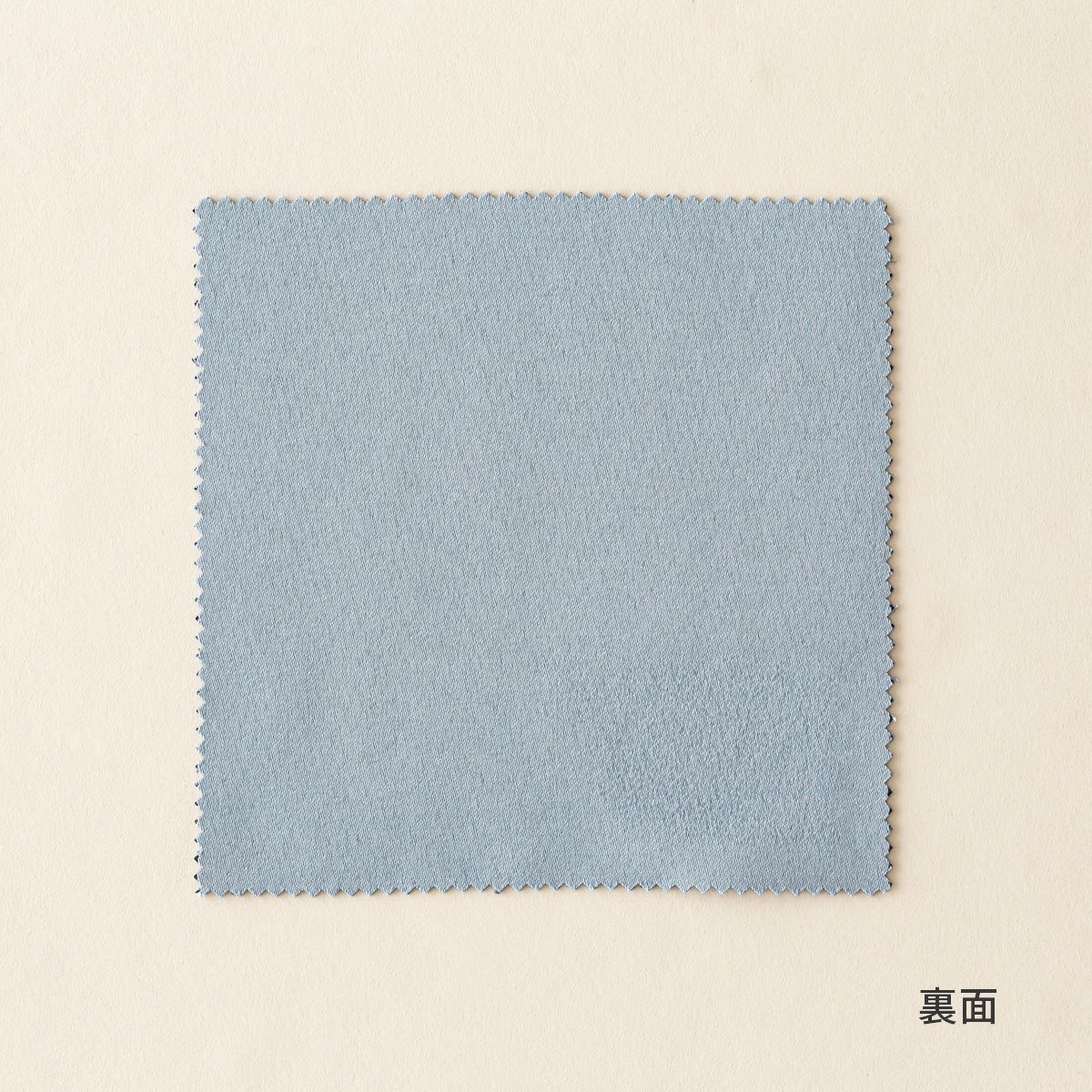 KANADEMONOのポリエステルを100%使用したウォッシャブル・形状記憶のアイボリーの遮光無地カーテン（裏）