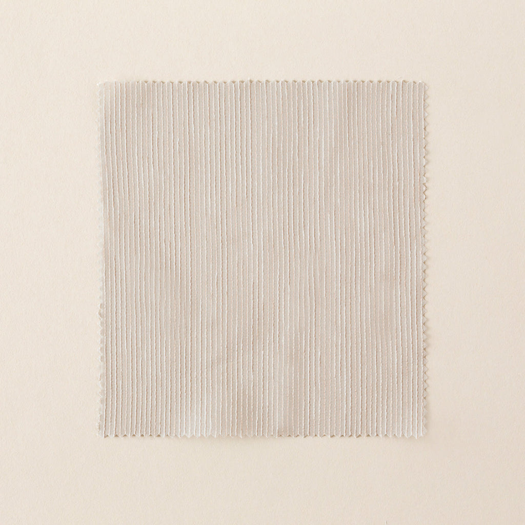 ベージュのカーテンカットサンプル（表）