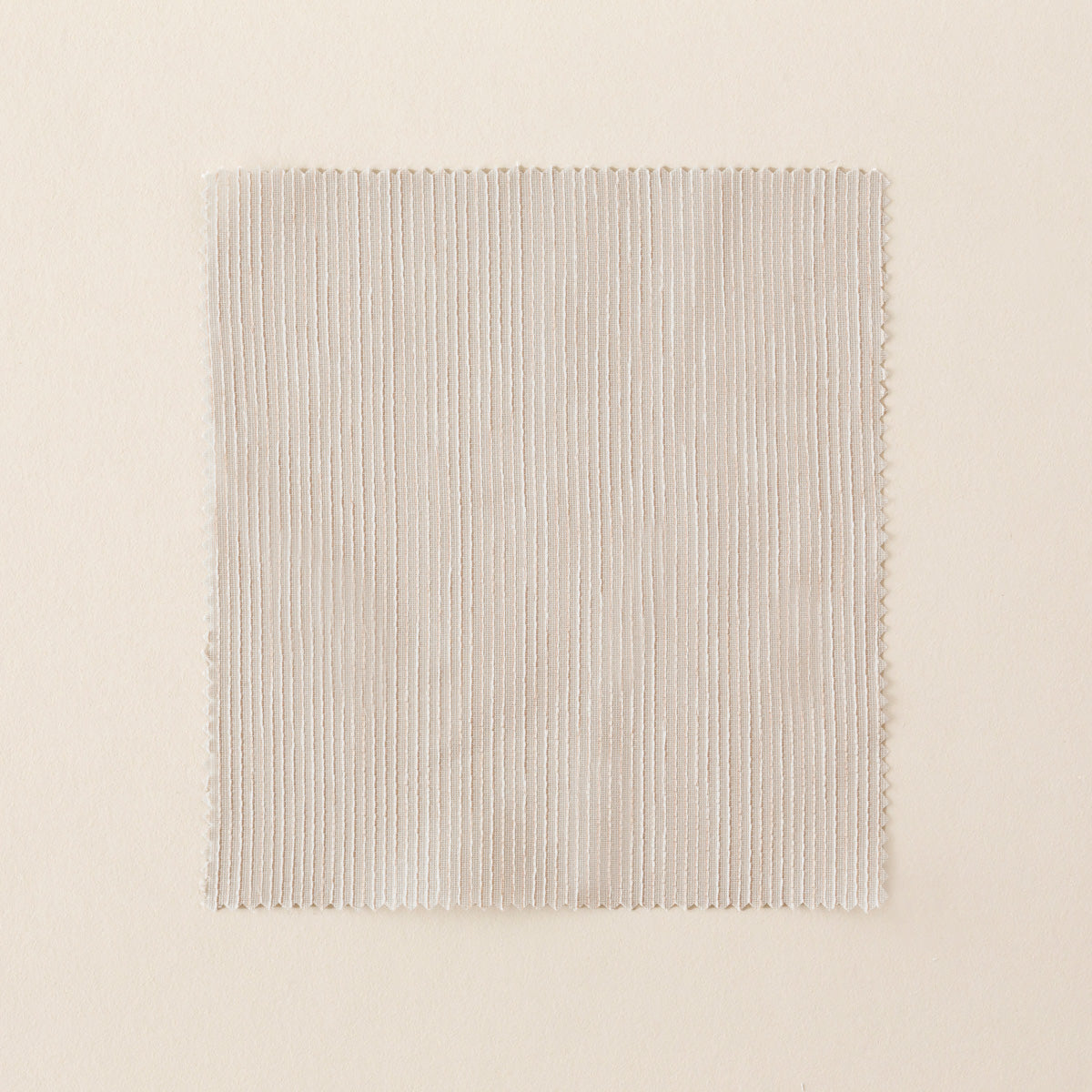 ベージュのカーテンカットサンプル（表）