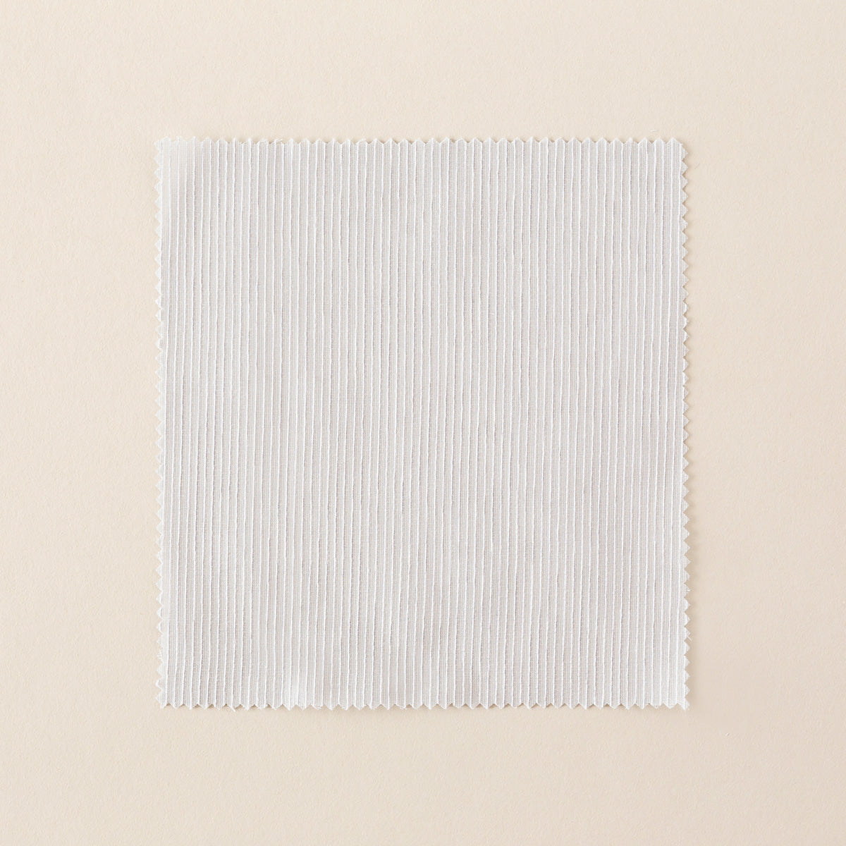 ライトグレーのカーテンカットサンプル（表）