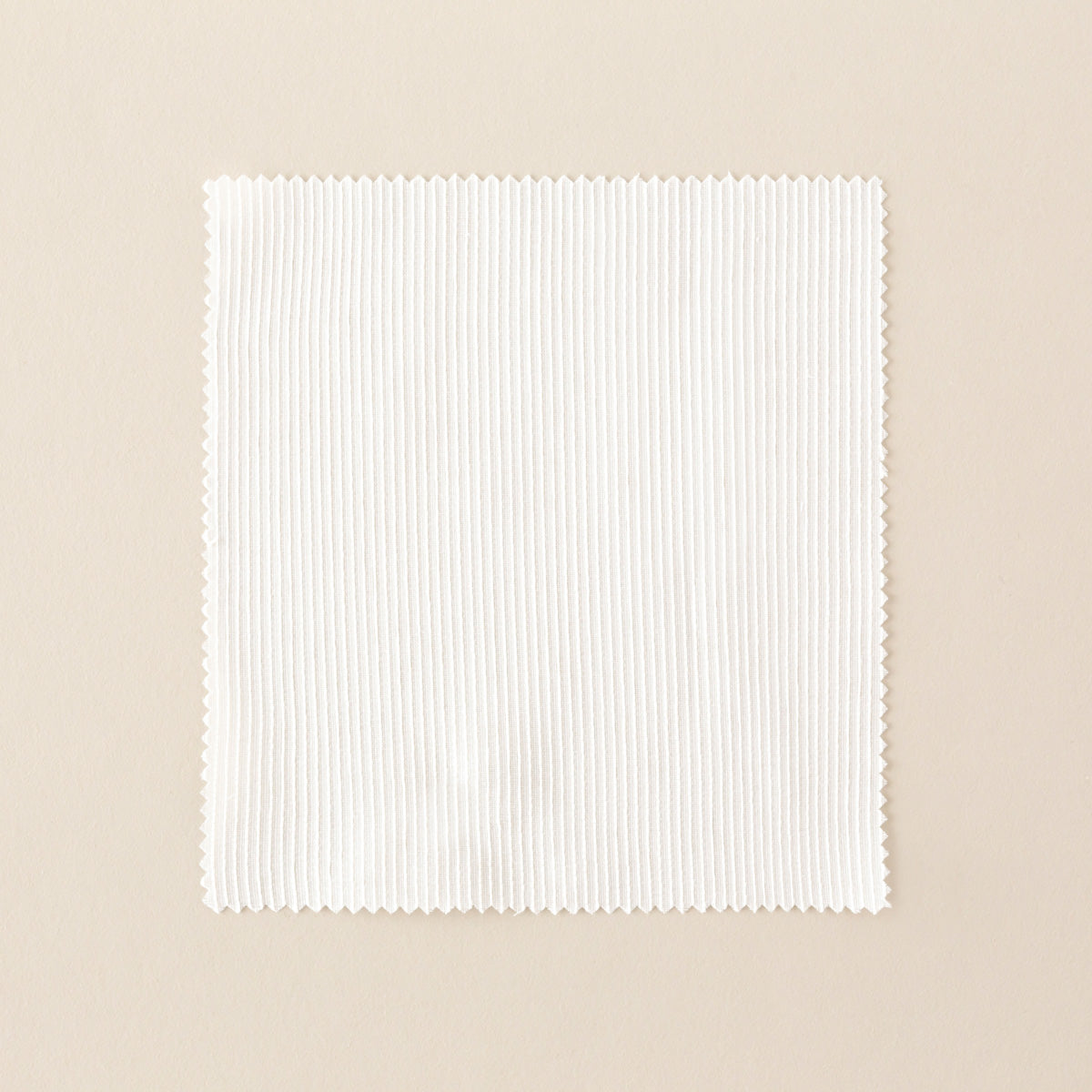 ホワイトのカーテンカットサンプル（表）