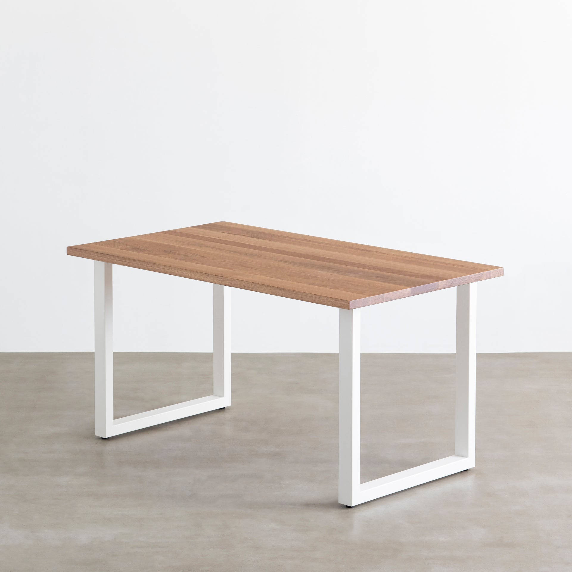 KANADEMONOのホワイトオーク天板にホワイトのスクエア鉄脚を組み合わせたテーブル