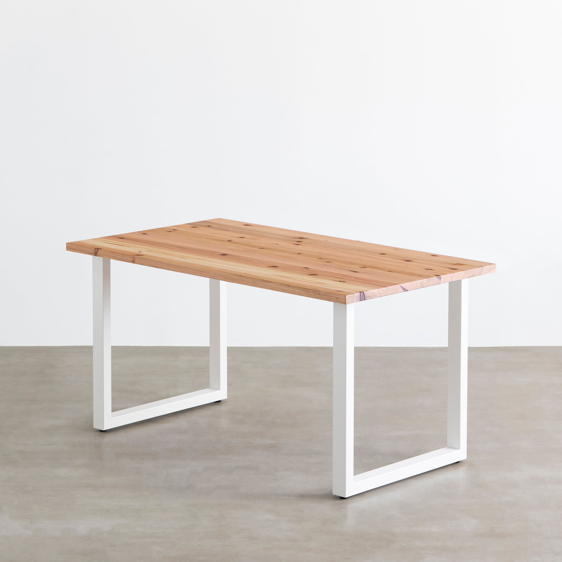 かなでものの杉無垢材とホワイトのスクエア鉄脚を組み合わせたシンプルモダンなテーブル