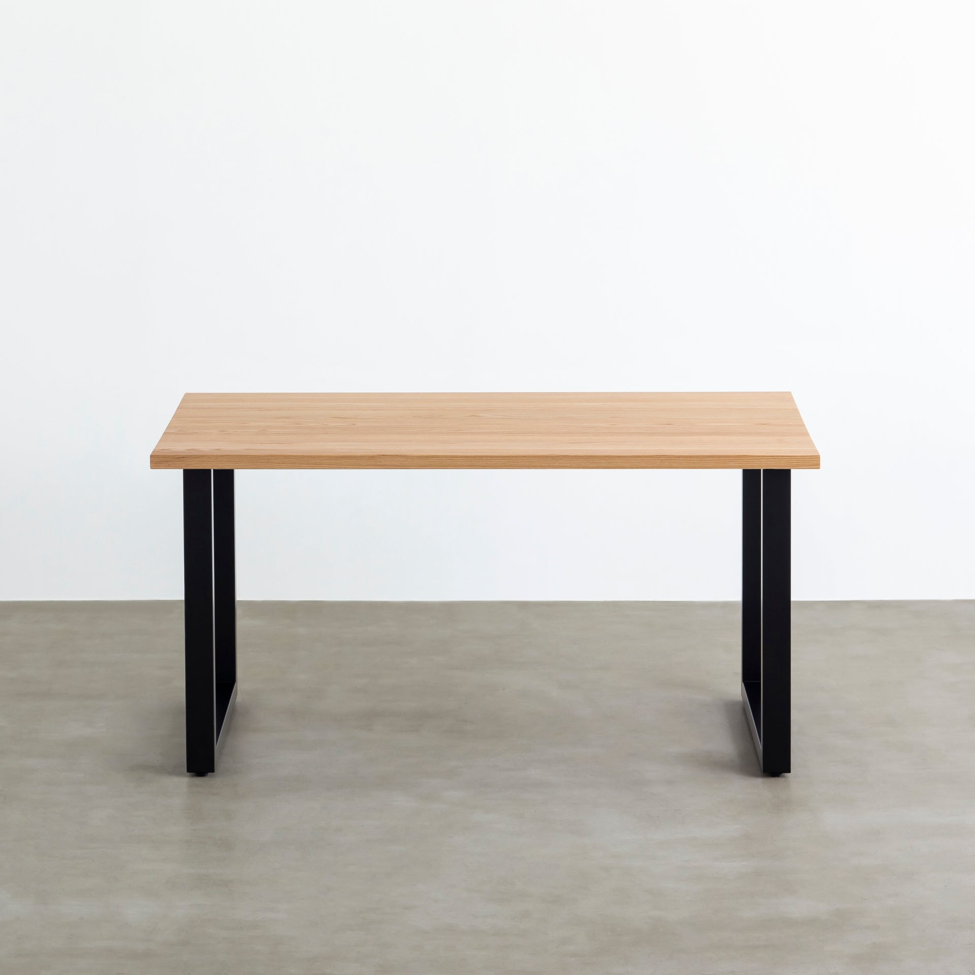 かなでもののホワイトアッシュ材とマットブラックのスクエア鉄脚を組み合わせたシンプルモダンなテーブル１