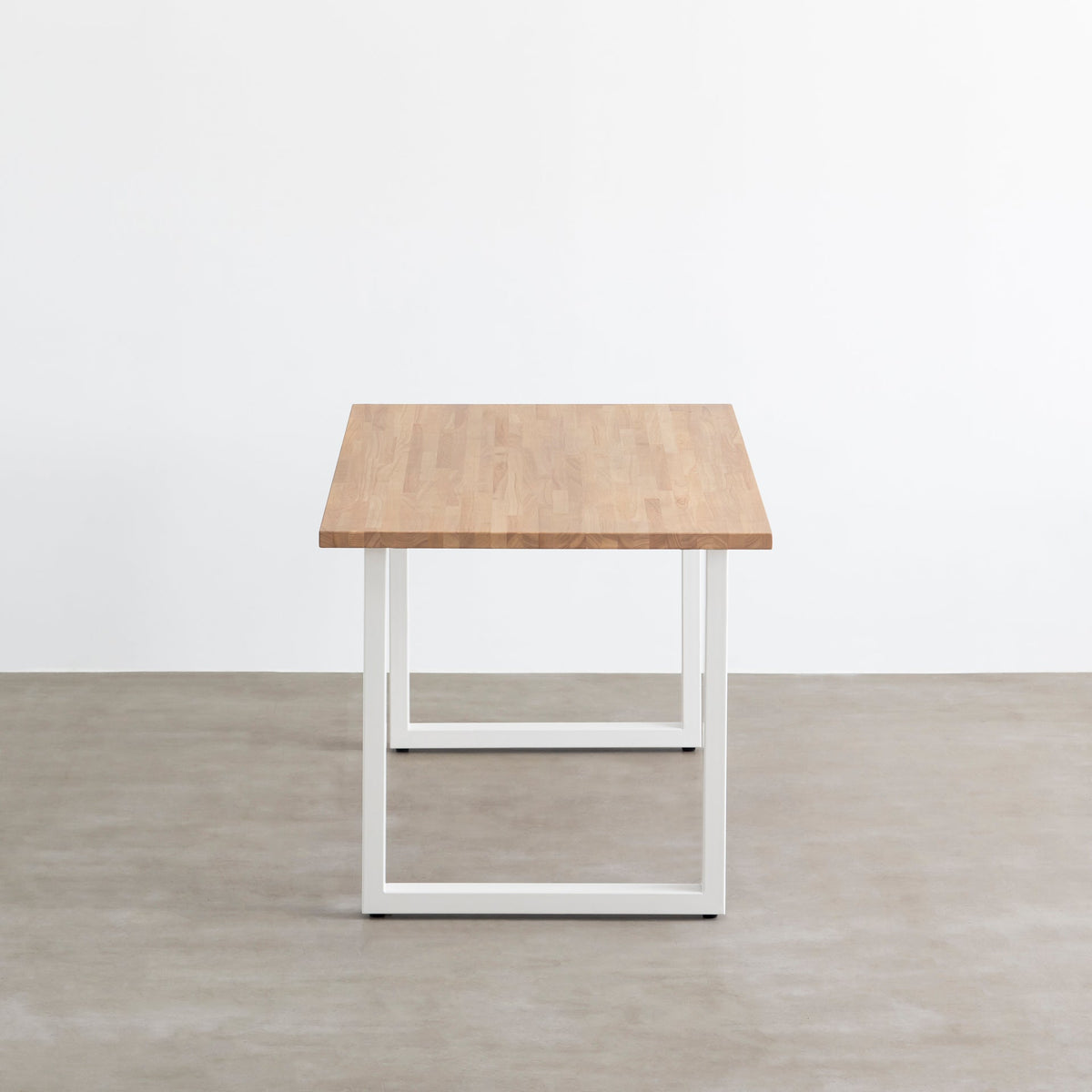 かなでもののアッシュのラバーウッドとホワイトのスクエア鉄脚を組み合わせたシンプルモダンなテーブル（側面）