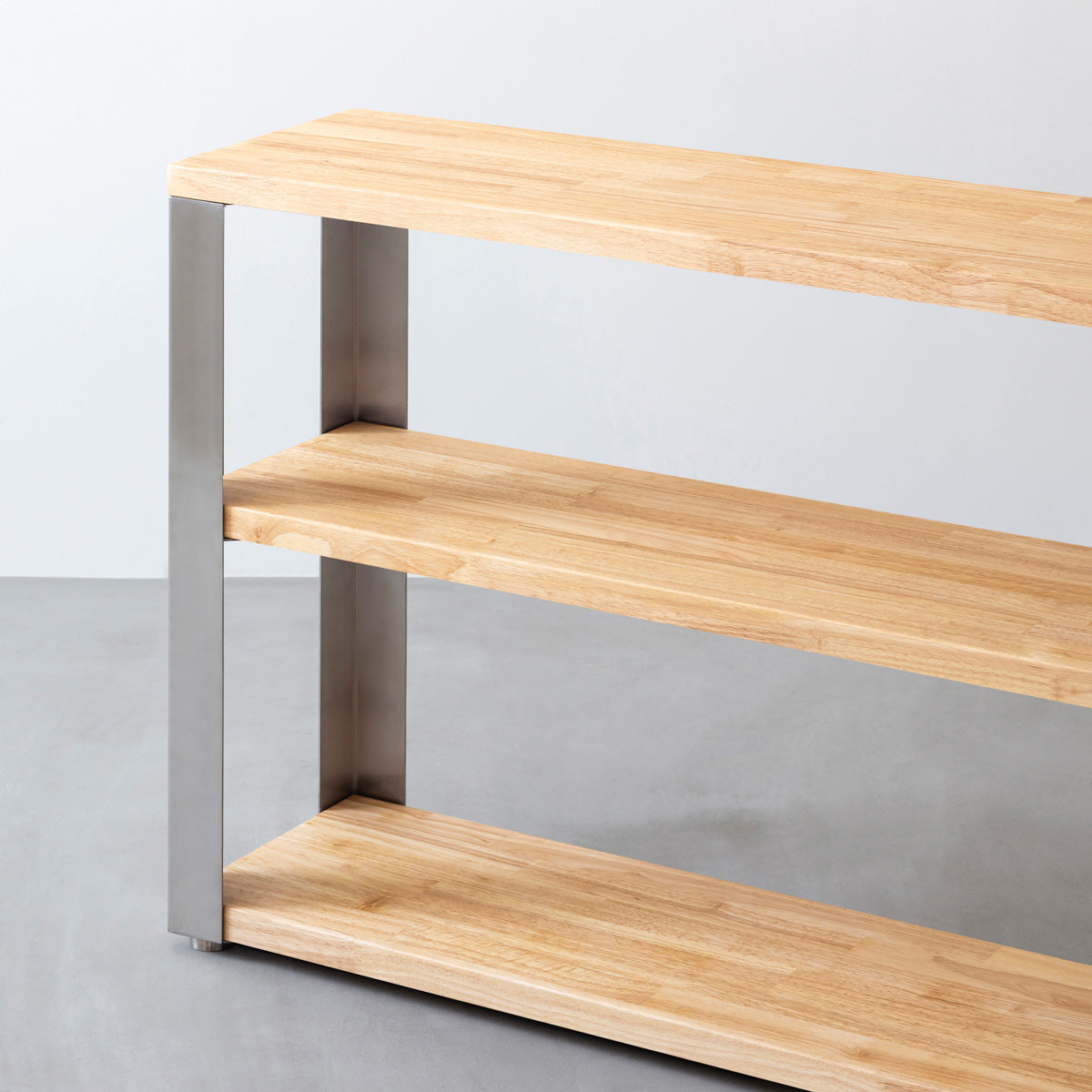KANADEMONOのラバーウッドナチュラルの棚板とステンレス脚のストレージシェルフS(寄り)