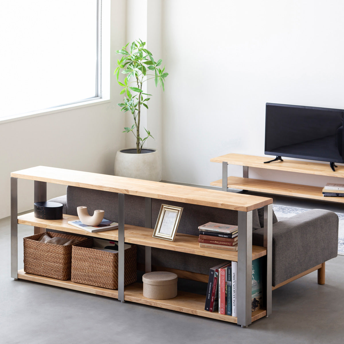 KANADEMONOのラバーウッドナチュラルの棚板とステンレス脚のストレージシェルフM(使用例)