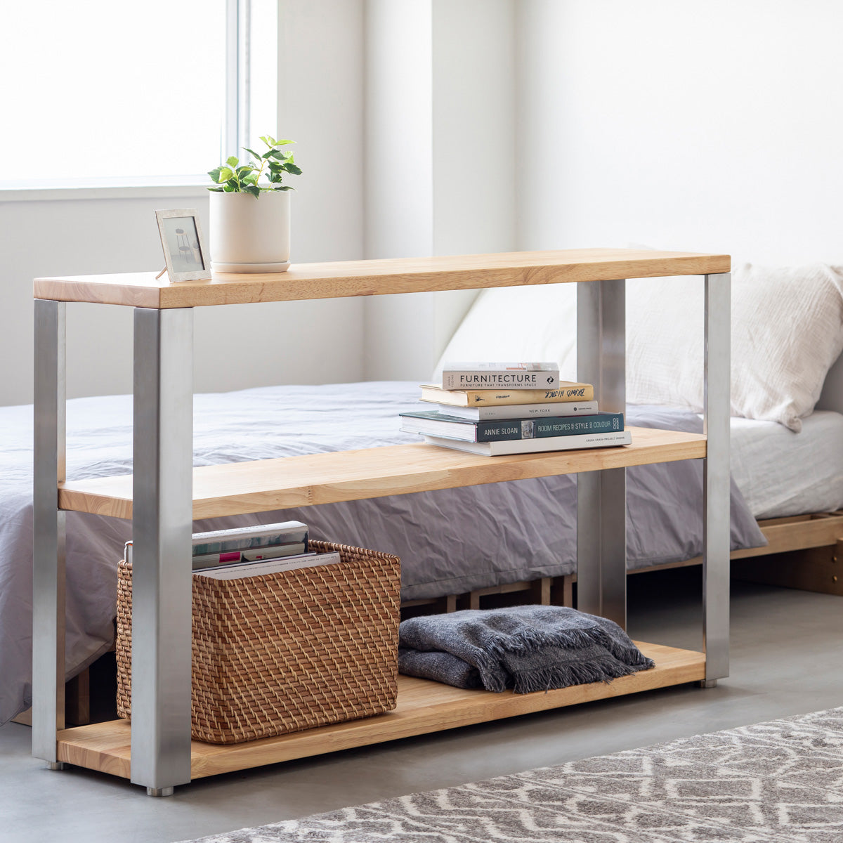 KANADEMONOのラバーウッドナチュラルの棚板とステンレス脚のストレージシェルフS(使用例)