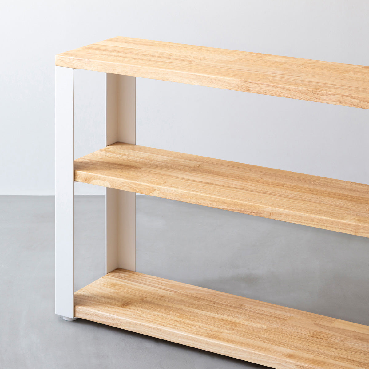 KANADEMONOのラバーウッドナチュラルの棚板とホワイトの鉄脚のストレージシェルフS(寄り)