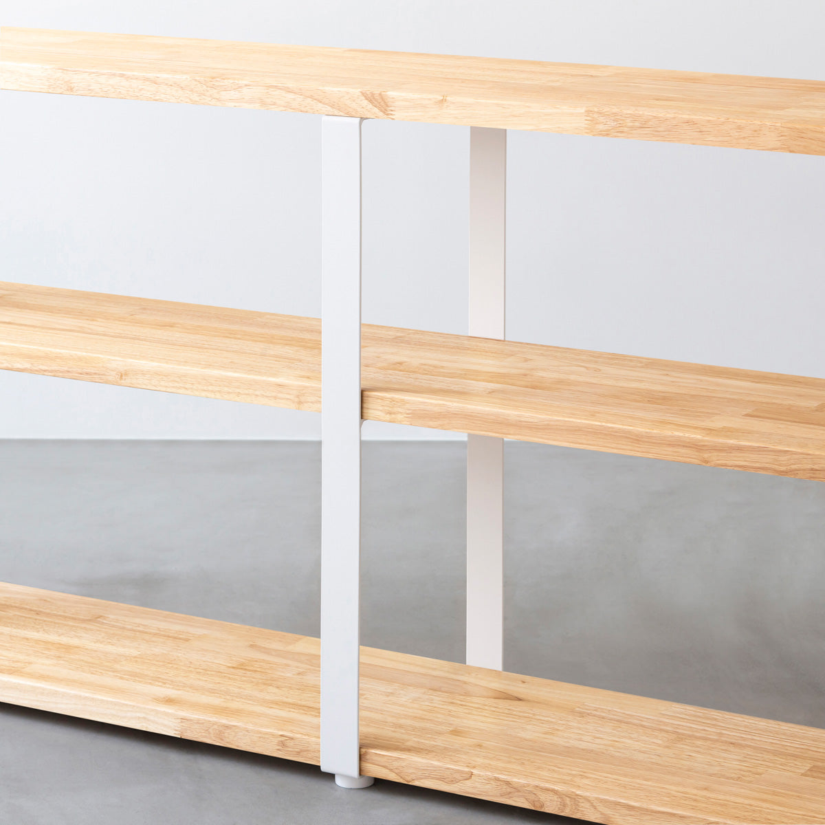 KANADEMONOのラバーウッドナチュラルの棚板とホワイトの鉄脚のストレージシェルフM(中間脚)