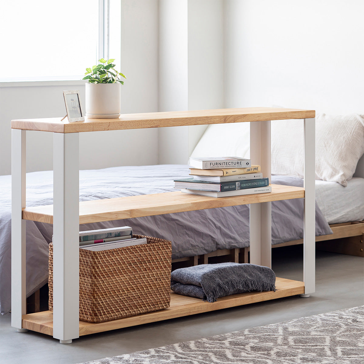 KANADEMONOのラバーウッドナチュラルの棚板とホワイトの鉄脚のストレージシェルフS(使用例)