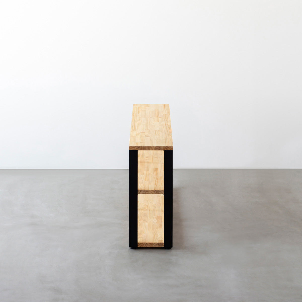 KANADEMONOのパイン材とマットブラックの鉄脚のストレージシェルフM（側面）