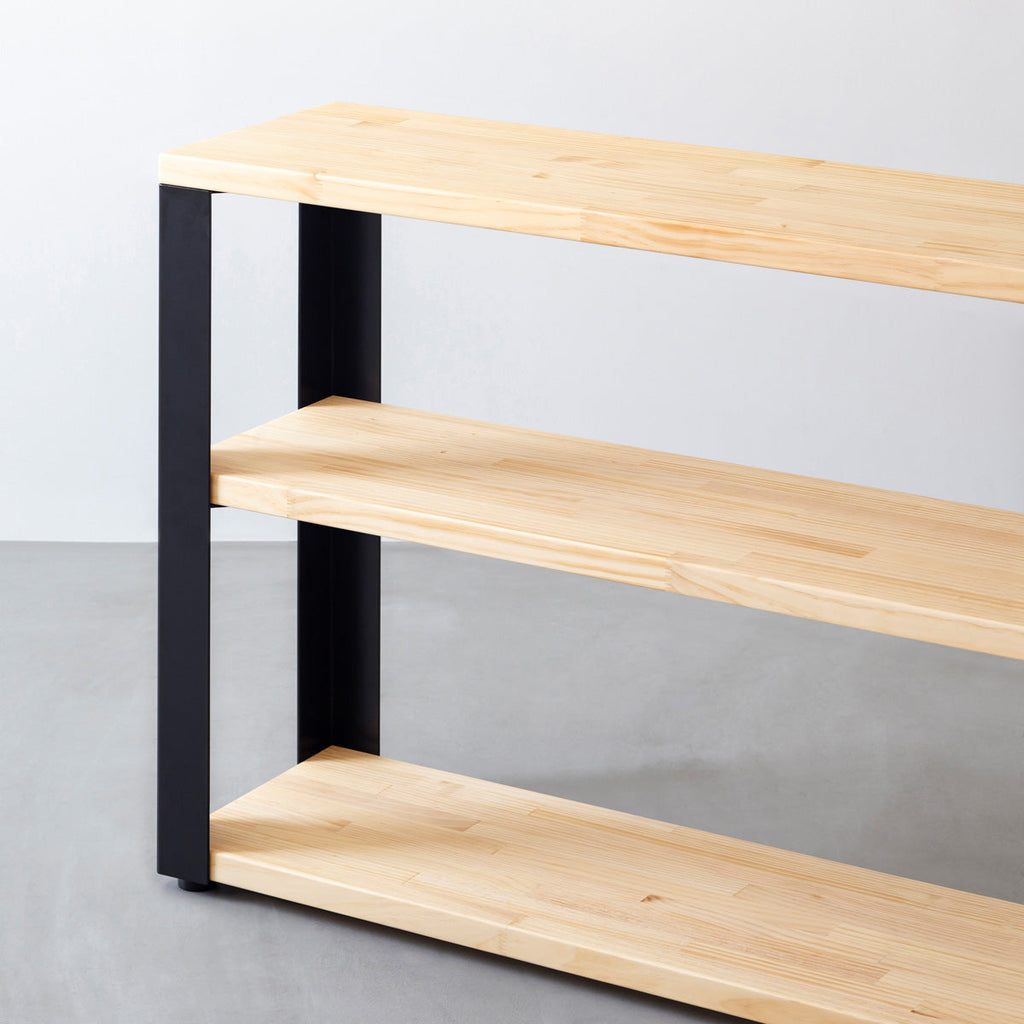 KANADEMONOのパイン材とマットブラックの鉄脚のストレージシェルフS（寄り）